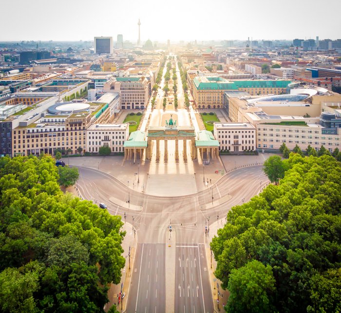 Luftbild vom Brandenburger Tor und Straße unter den Linden in Berlin